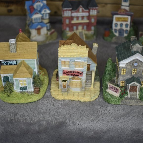 Vintage International Resourcing Services Inc. Miniature City Set - Picture 9 of 16